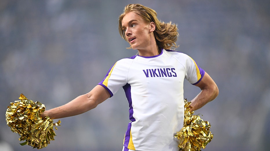 Former Vikings captain speaks out against team for employing male cheerleaders Education VIC